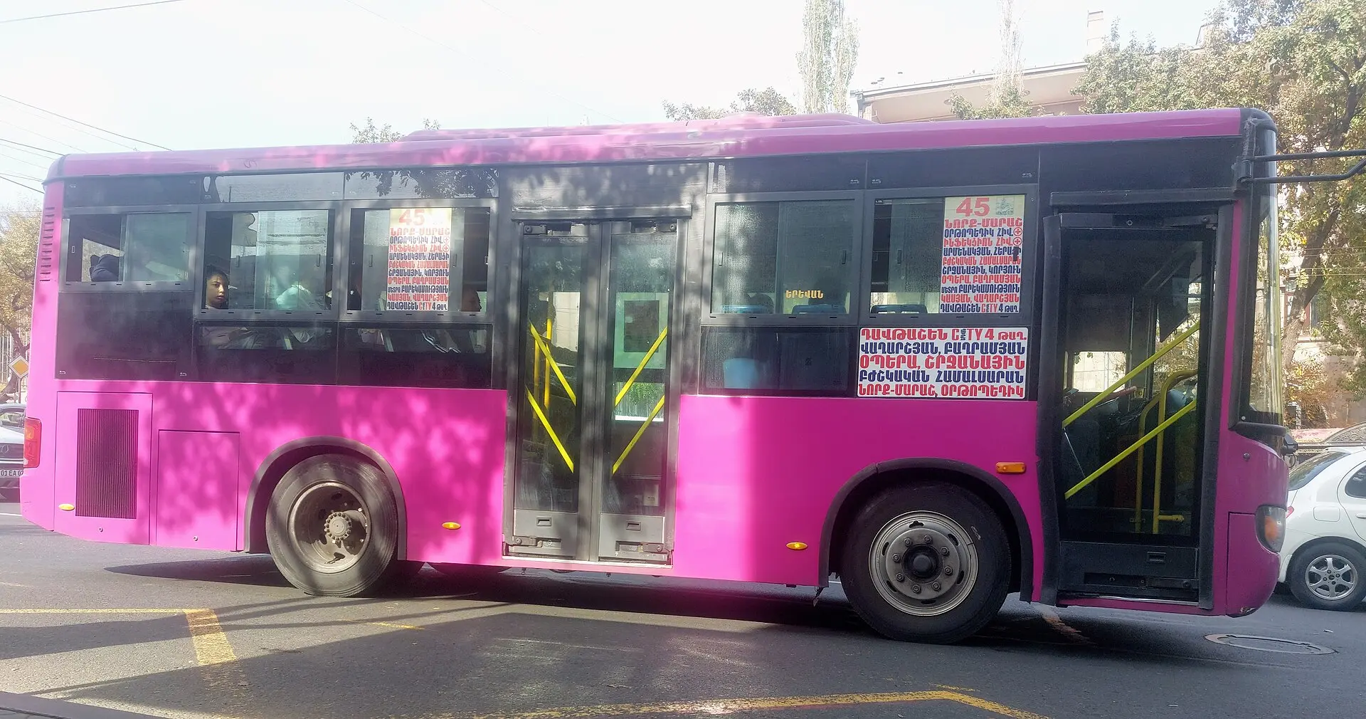 Розовый городской автобус маршрута 45 на улице Еревана