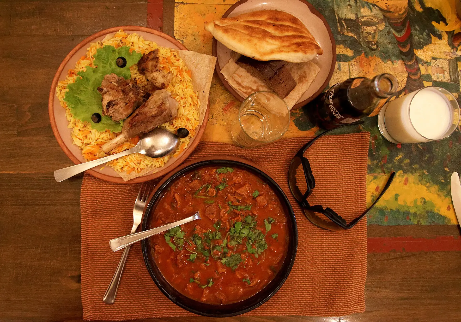 Обед в ресторане Еревана: плов с бараниной, мясное рагу, лаваш и тан