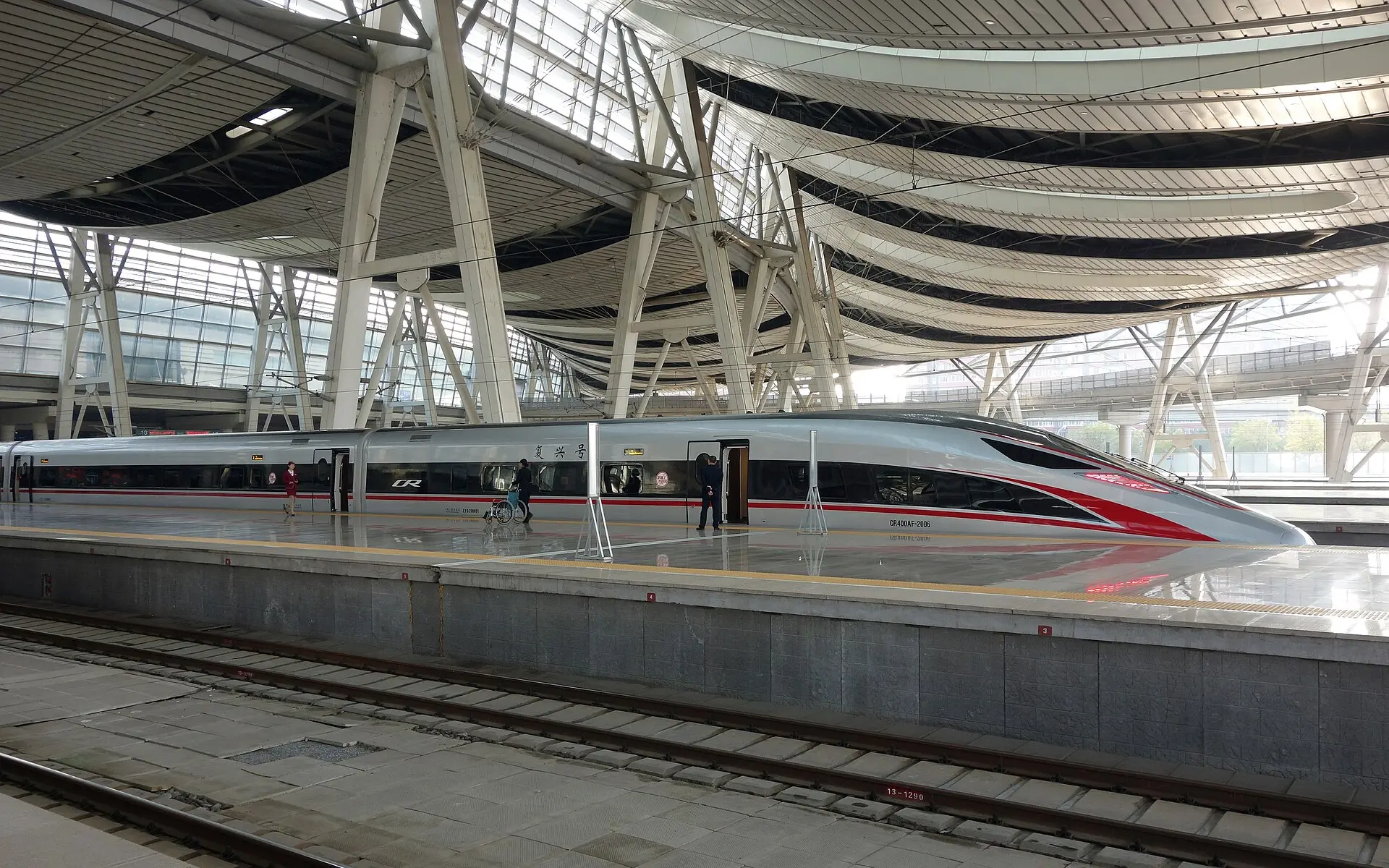 Скоростной поезд «Фусин» CR400AF у платформы Пекинского южного вокзала