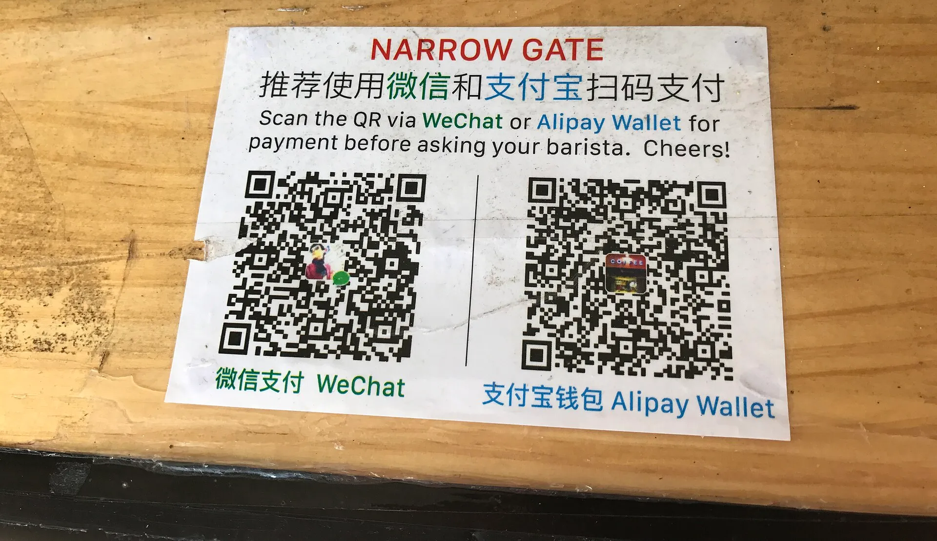 Табличка в кафе с QR-кодами WeChat Pay и Alipay